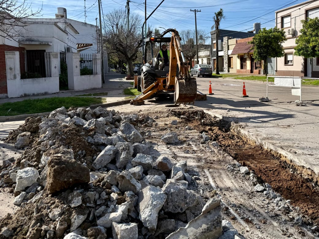 Avanza la renovación de antiguos caños de la red cloacal en el sector de Obispo Gelabert y Castelli