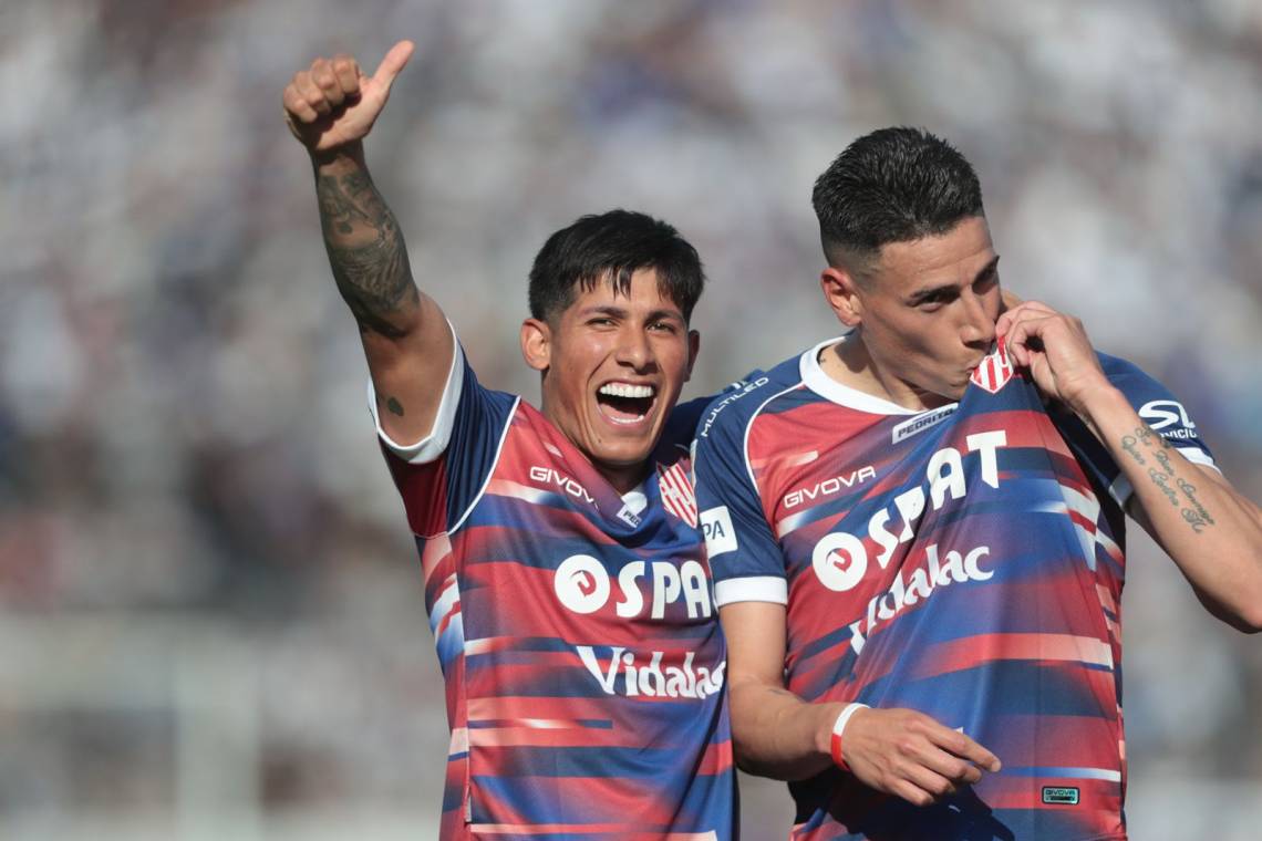 Unión ganó en el Bosque y alcanzó la punta de la Zona A