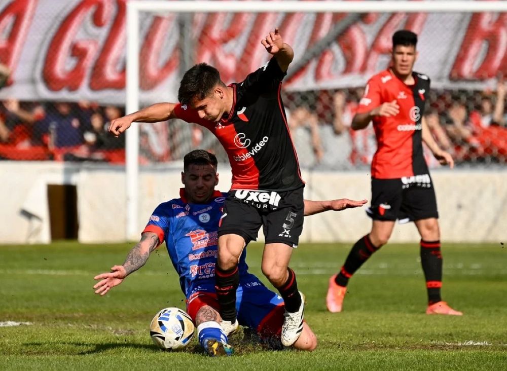 Colón cayó ante Talleres (RE) y aún no asegura la permanencia en la categoría