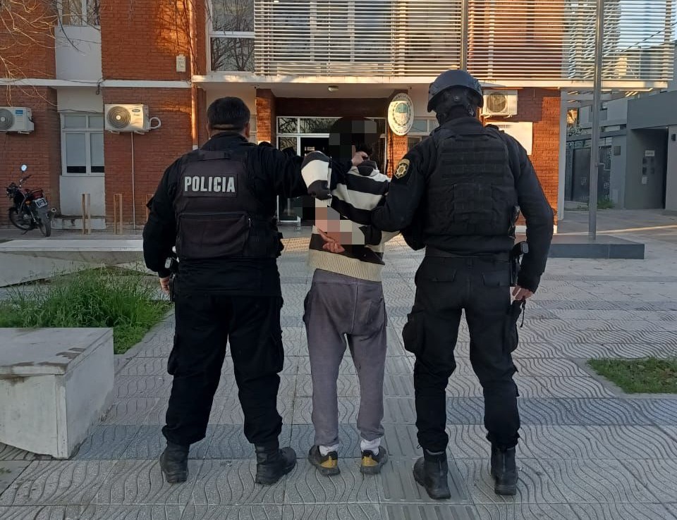 Detuvieron a un hombre en un allanamiento en calle Colón al 3600