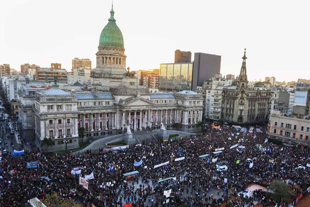 Nueva Marcha Federal frente al Congreso contra los vetos de Milei