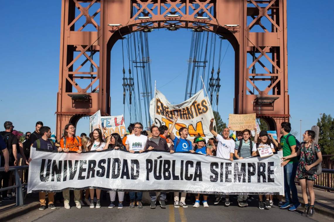 Desde el Puente Colgante hasta la UNL: Santa Fe se suma a la Marcha Federal Universitaria contra el veto de Milei