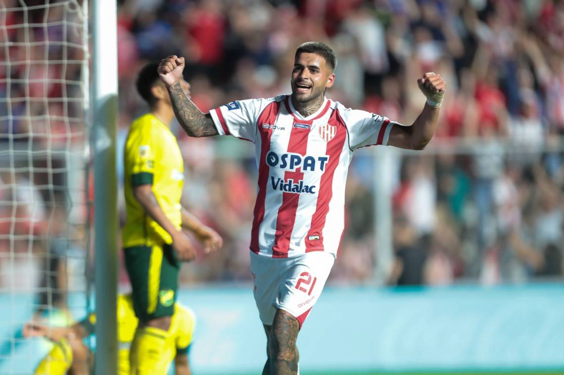 Unión goleó a Defensa y Justicia y trepó al segundo lugar de la Zona A