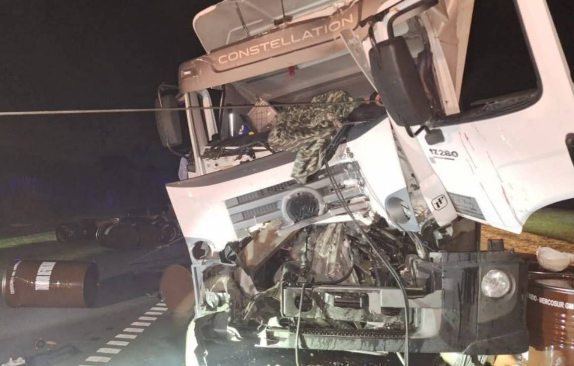 Choque entre camiones en la Autopista: un hombre fue rescatado por Bomberos Zapadores