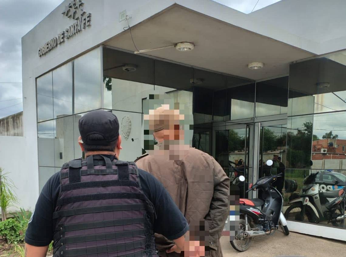 Detuvieron y secuestraron un arma a un hombre que agredió a golpes de puño a su pareja