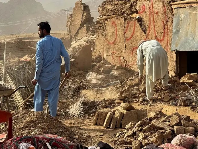 Un terremoto en Afganistán dejó al menos 27 muertos y casi mil heridos