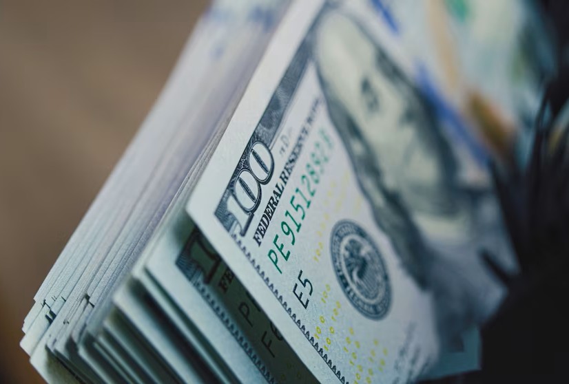 El dólar oficial cayó a su valor más bajo en un mes