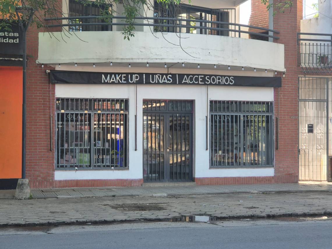 Intentó robar en un local de Avenida Luján: la retuvieron hasta que llegó la policía