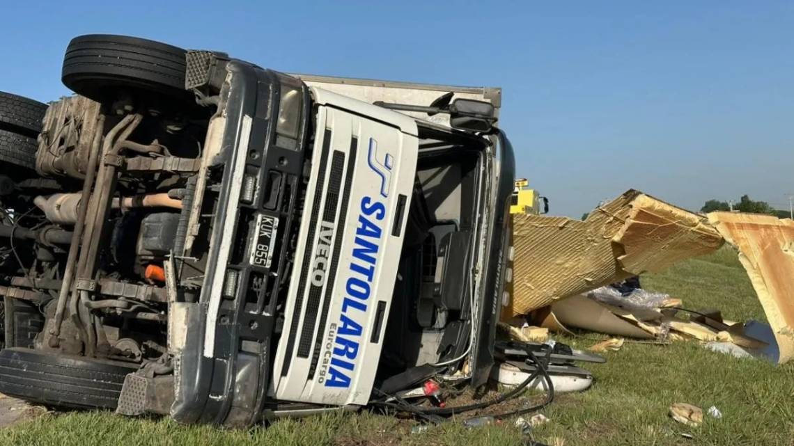 El camión accidentado en la Ruta 19. (Crédito: Aire Digital)
