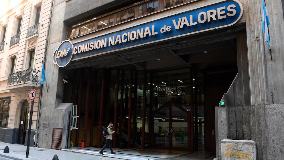 Nueva normativa permite que jóvenes de 13 a 17 años accedan a más opciones del mercado de capitales.