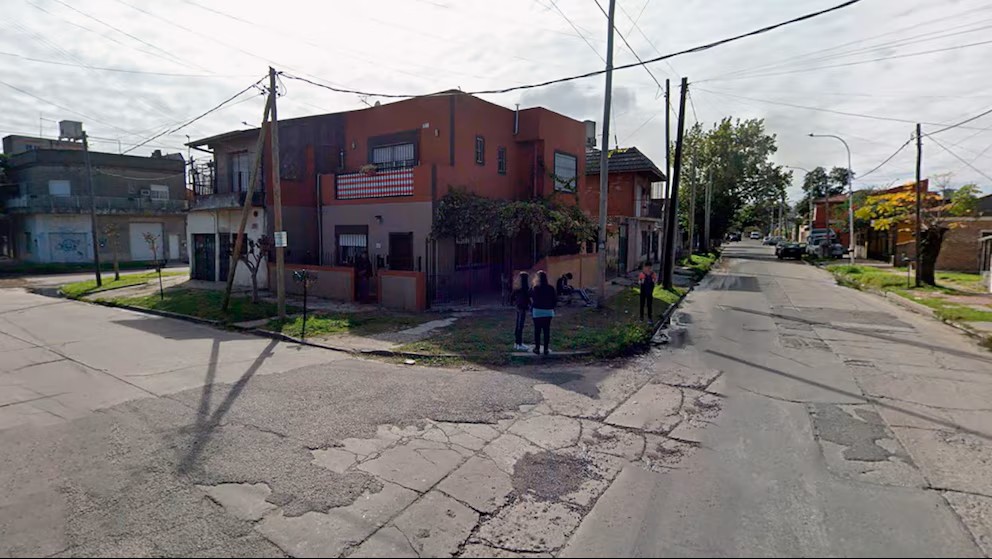 Horror en Lanús: una adolescente de 16 años mató a puñaladas a su novio y escapó