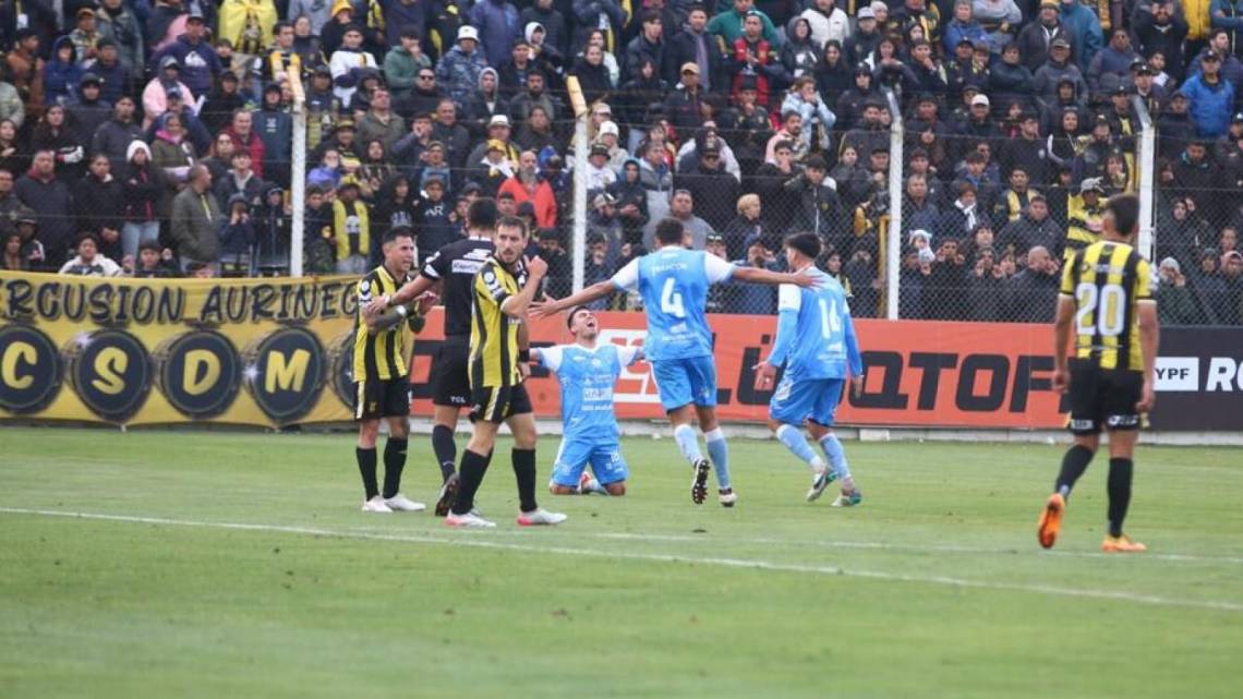 Estudiantes de Río Cuarto ascendió a la Liga Profesional tras una final marcada por incidentes
