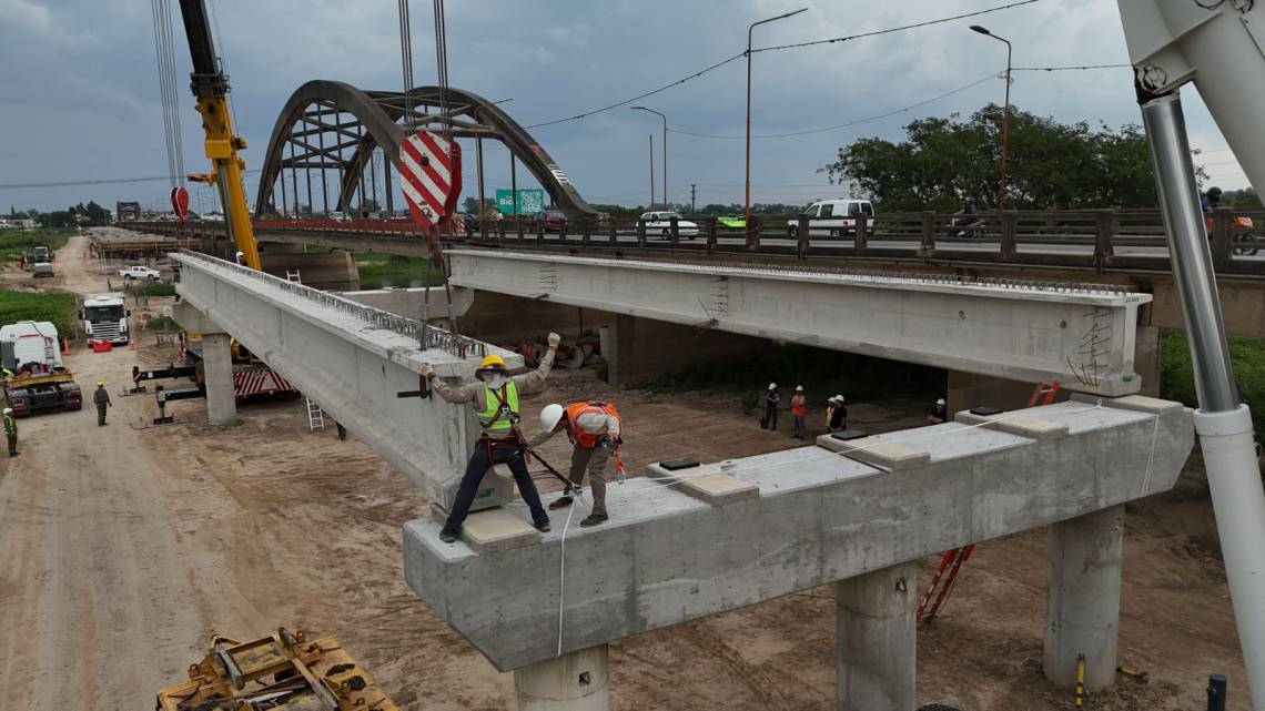 Comenzaron a colocar las vigas longitudinales del nuevo puente
