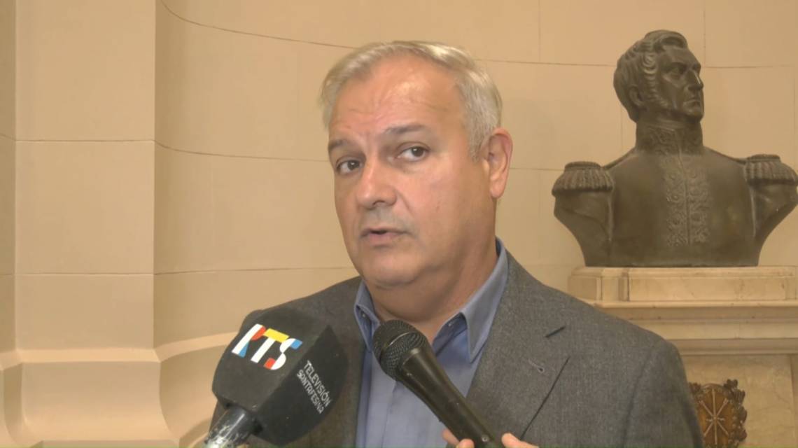 Pablo Farías criticó la incorporación “a escondidas” de artículos que eliminaban leyes clave y denunció un acuerdo entre el oficialismo y el kirchnerismo.