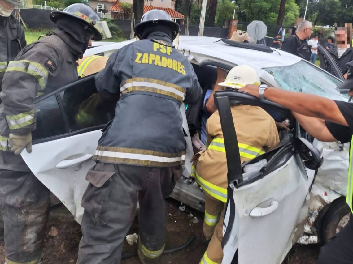 Los bomberosbtuvieron un arduo trabajo para rescatar a dos de los ocupantes del vehículo.