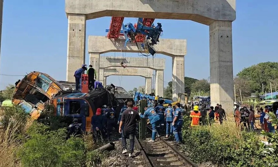Tragedia ferroviaria en Tailandia: una grúa cayó sobre un tren y dejó 30 muertos