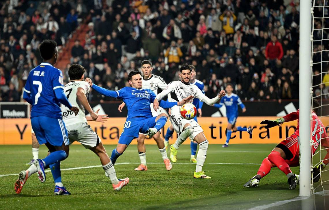 Mastantuono, en la mira de la prensa española tras otra caída del Real Madrid