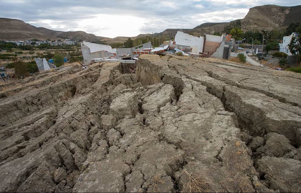 Más de 90 familias evacuadas por el desplazamiento del cerro Hermitte en Comodoro Rivadavia