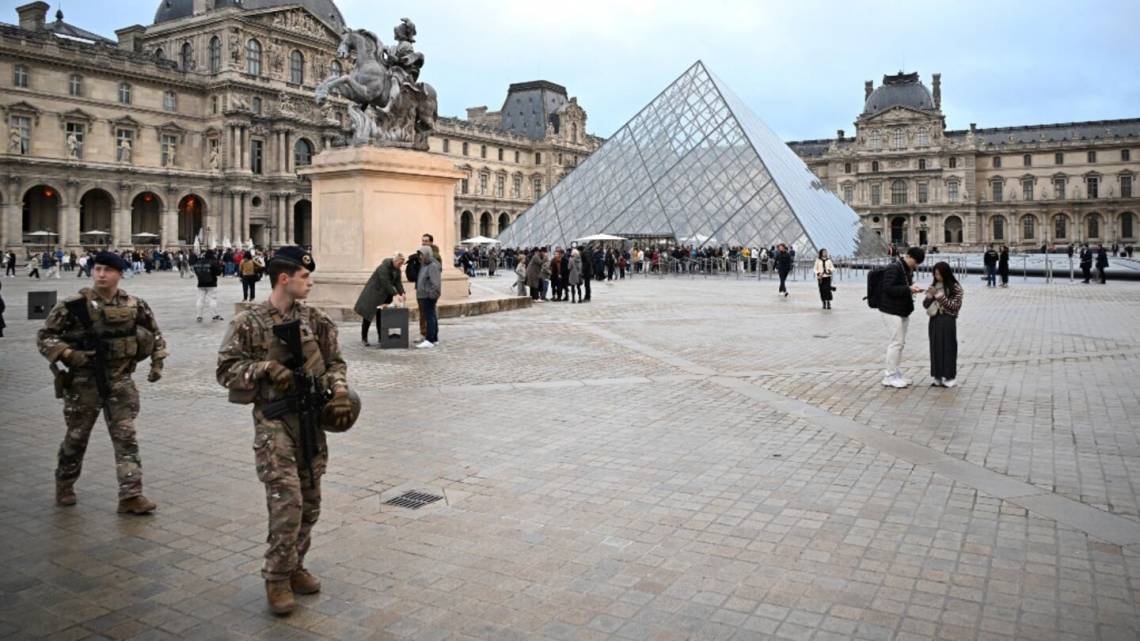 La directora del Museo del Louvre dejó su cargo tras el robo de piezas valuadas en 88 millones de euros