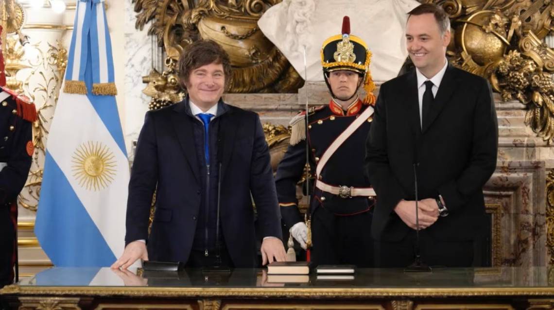 Milei respaldó a Adorni en medio de la polémica por el viaje de su esposa