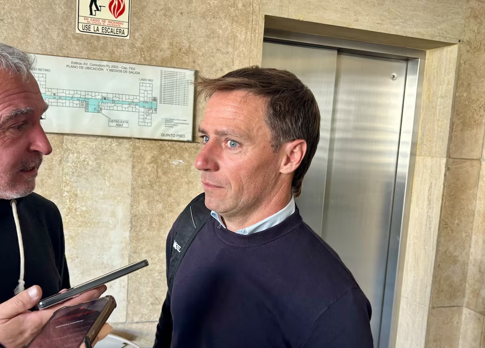 Peritan el celular del contratista que declaró sobre las refacciones en la casa de Adorni