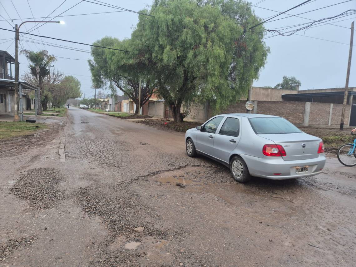 Reclamos por el estado de Azcuénaga: advierten por accidentes y daños en vehículos
