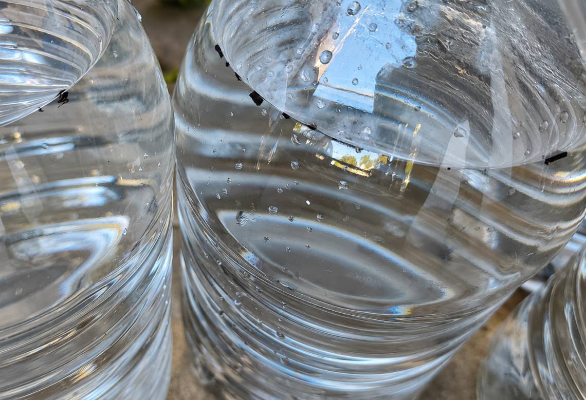Adelina Oeste: denuncian que la Municipalidad entregó bidones de agua con suciedad