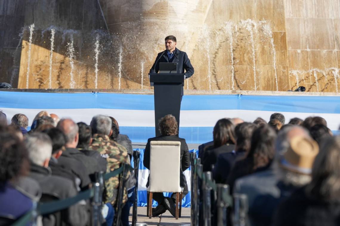 En el acto por el Día de la Bandera, Pullaro reclamó “que los recursos vuelvan en infraestructura”