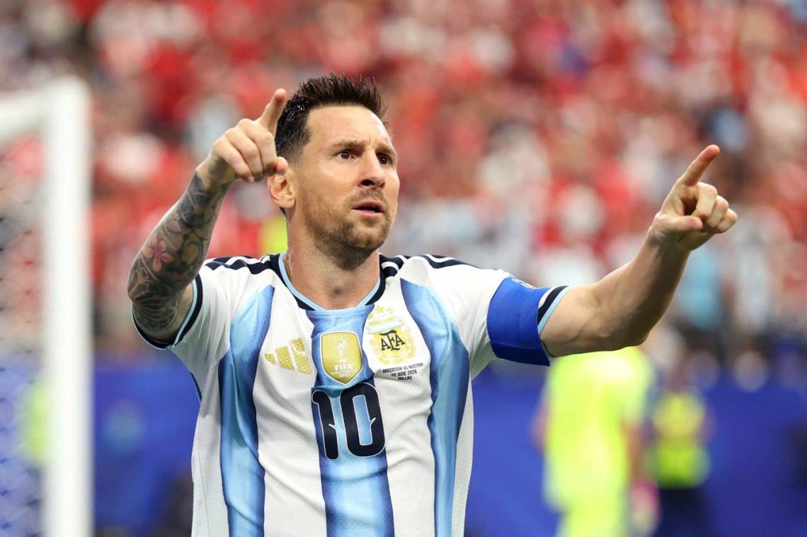 Messi hizo historia y metió a Argentina en la próxima ronda del Mundial