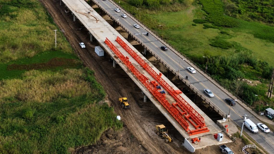 Nuevo puente: comenzaron el traslado de los equipos de la viga lanzadora hacia el sector central de la obra