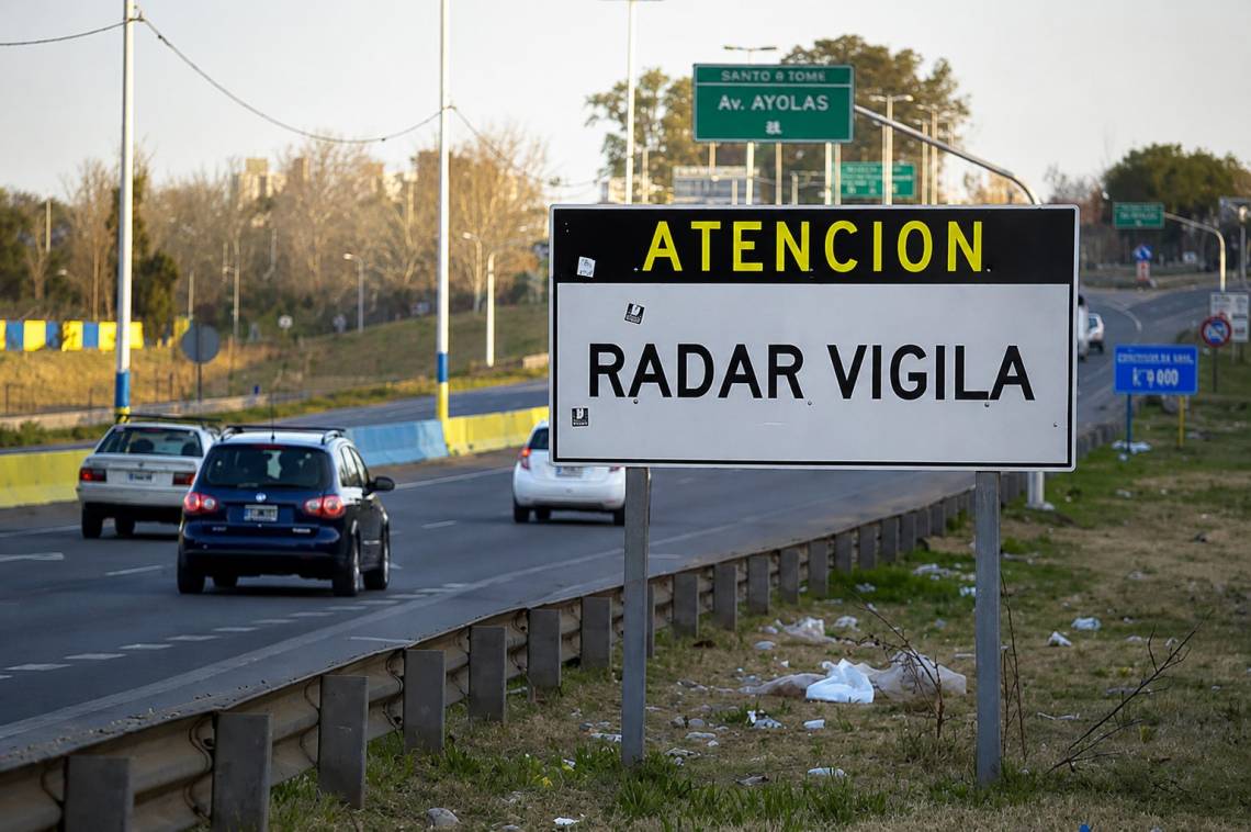 Radares en rutas nacionales: aseguran que 107 funcionan sin autorización en Santa Fe