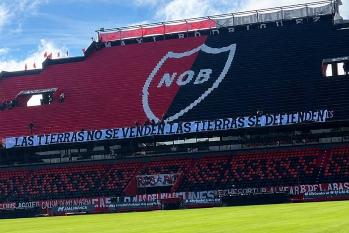 Exigen explicaciones al Gobierno provincial por el secuestro de una bandera en la cancha de Newell's