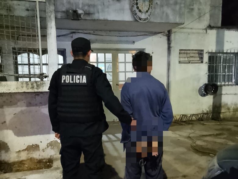 Detuvieron a un hombre que llevaba un elemento punzante oculto en la cintura