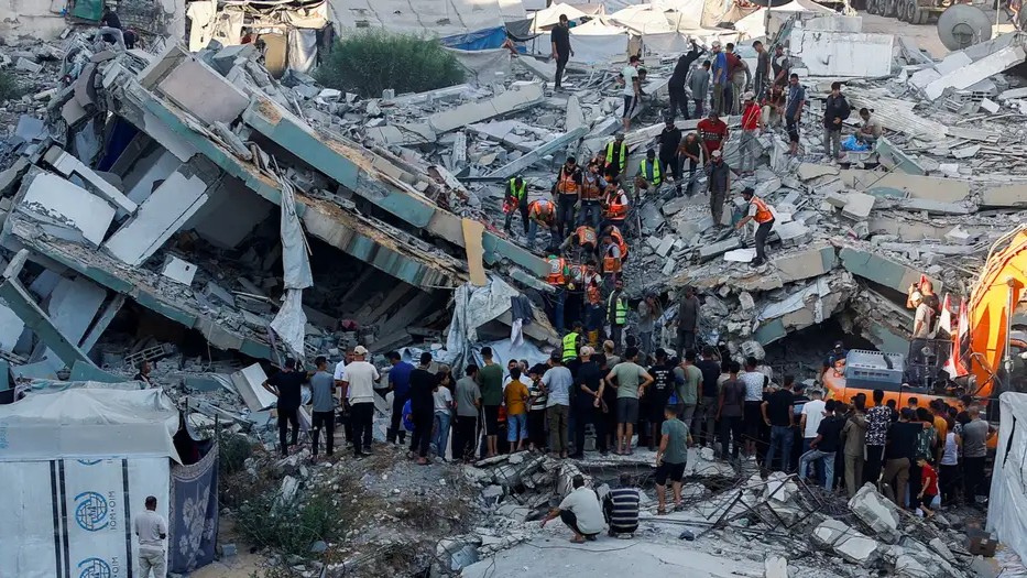 Colapsó un edificio residencial en Gaza: murieron 20 personas y buscan a unos 60 desaparecidos