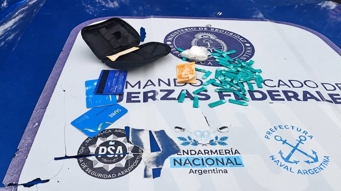 Costa Azul: detuvieron a un hombre por microtráfico y el operativo terminó con policías atacados a piedrazos
