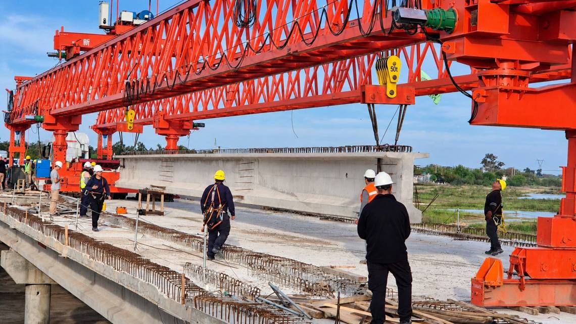 Nuevo puente: probaron el lanzavigas y en los próximos días comenzará el montaje sobre el Salado