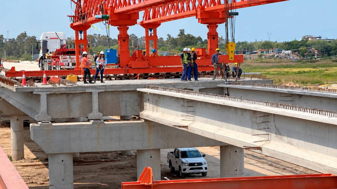 Nuevo puente: el lanzavigas comenzó a operar y ya colocaron las primeras estructuras sobre el Salado