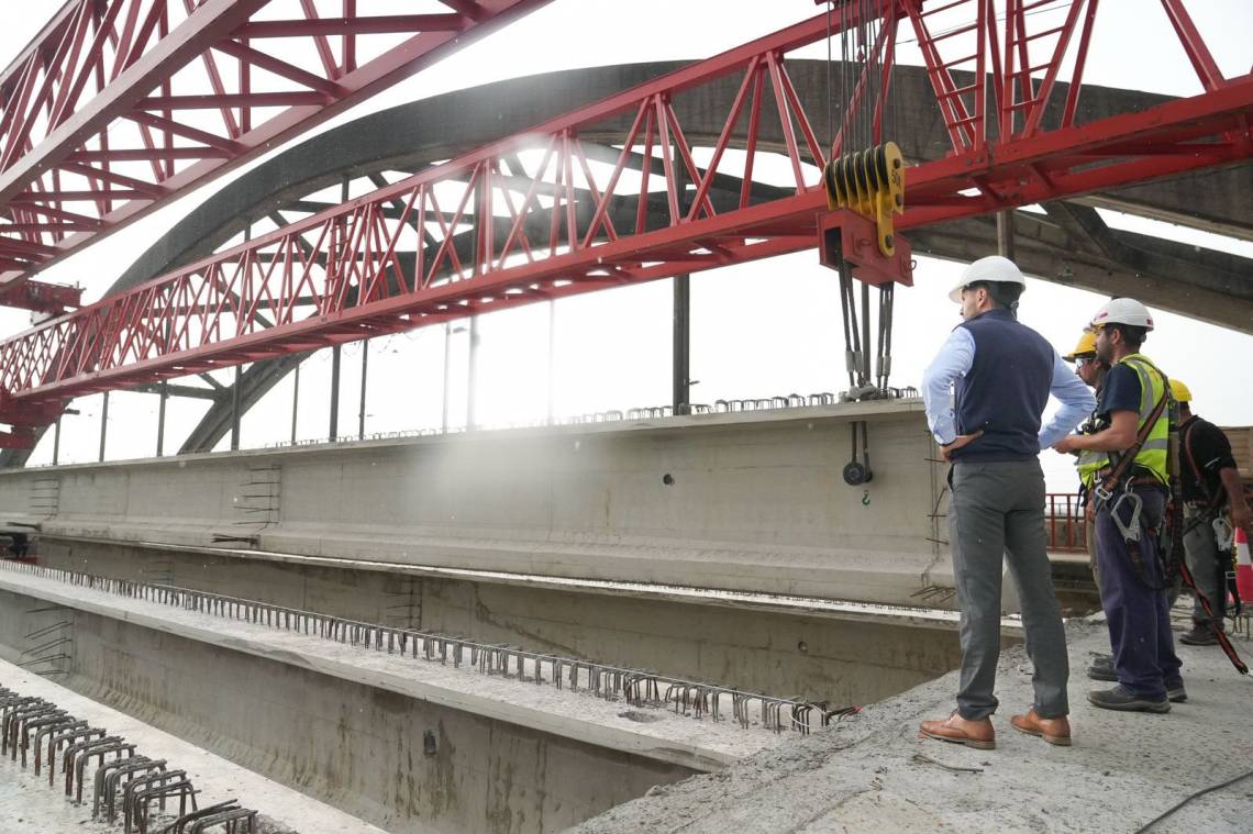 Pullaro recorrió la obra del nuevo puente, que ya tiene un avance del 74 %