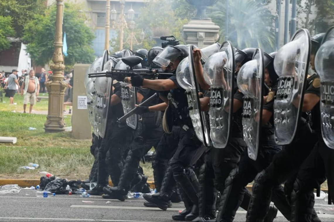 Violencia y represión durante la protesta contra la reforma laboral frente al Congreso