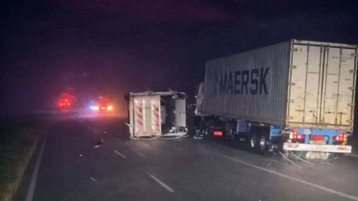 Temporal y caos en la autopista Córdoba-Rosario: más de diez camiones volcados