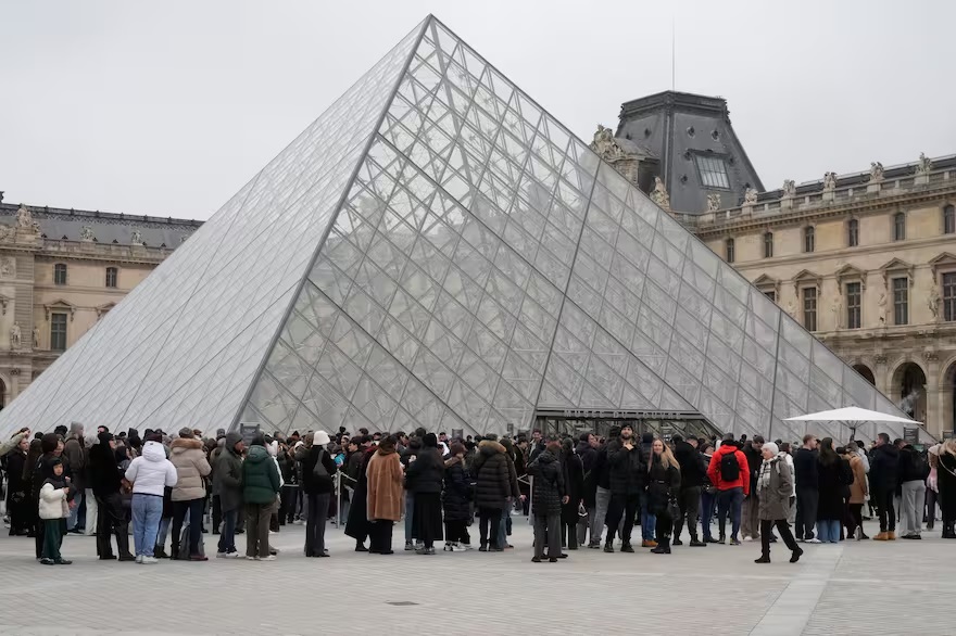 Renunció la presidenta del Louvre y buscan darle 
