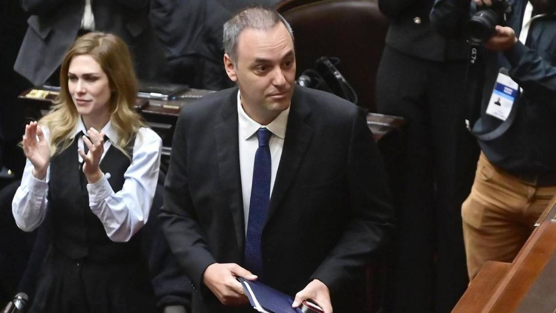 Lecturas cruzadas: respaldo oficial y críticas de la oposición tras la presentación de Adorni