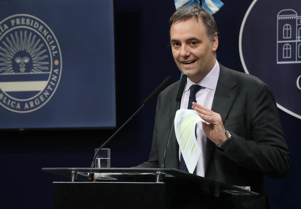 Adorni negó censura a la prensa y evitó responder sobre la causa judicial