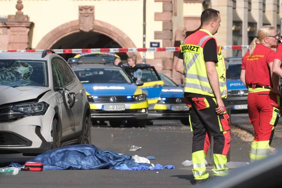 Tragedia en Alemania: un auto arrolló a una multitud y dejó al menos dos muertos