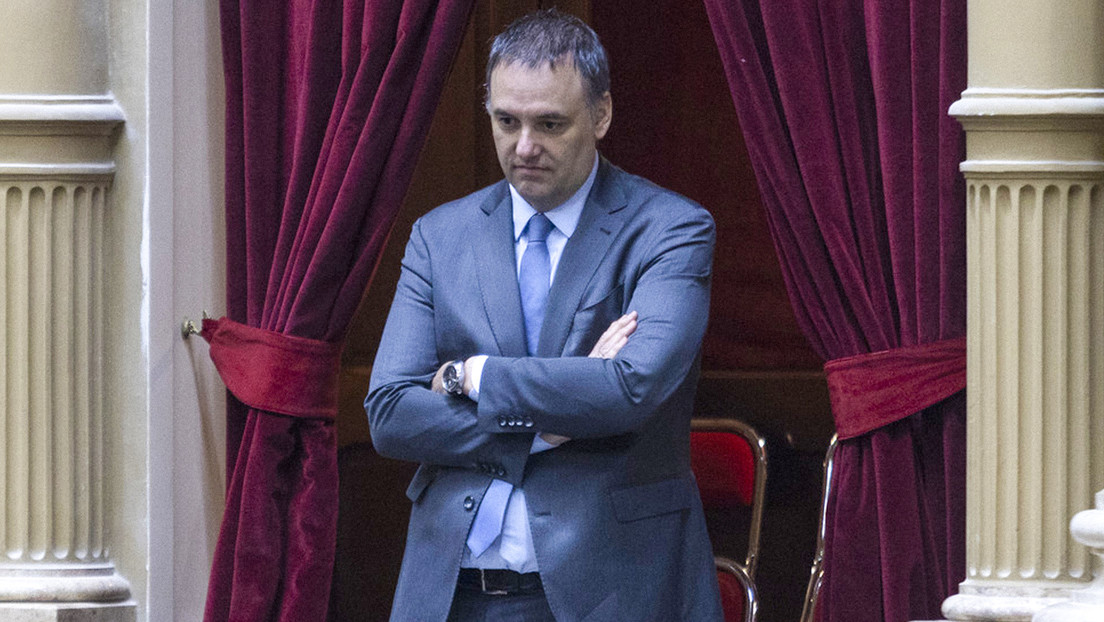 Adorni enfrenta una semana clave mientras la oposición busca acelerar su interpelación