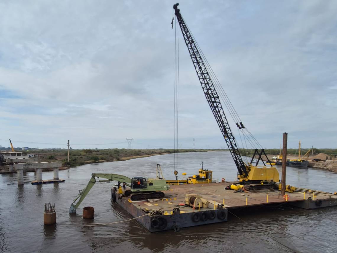 La construcción del nuevo puente ya avanza sobre el cauce principal del río Salado