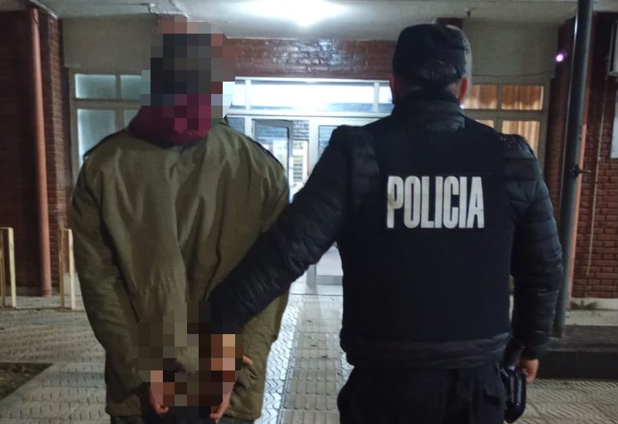 Lo sorprendieron robando cables desde un poste y terminó detenido