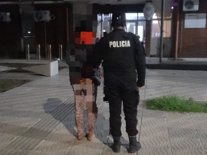 Detuvieron a una mujer tras amenazar con un cuchillo a un hombre frente a un bar