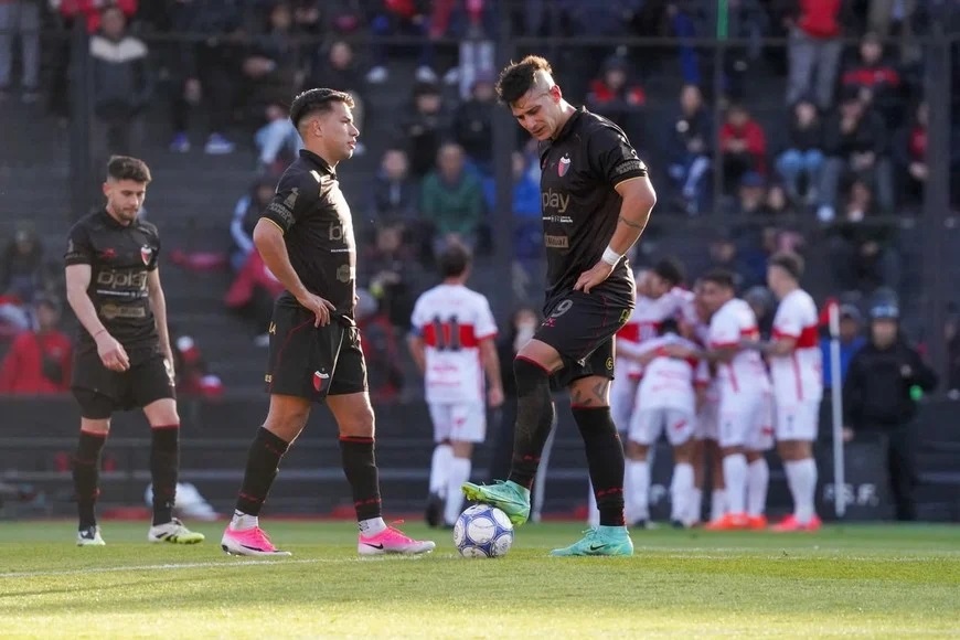 Colón regaló un tiempo, perdió un partido clave y se aleja de la cima