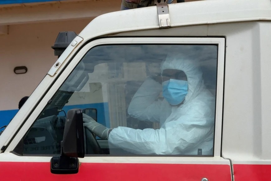 Alerta por el ébola en África: faltan camas y personal mientras el brote sigue “fuera de control”